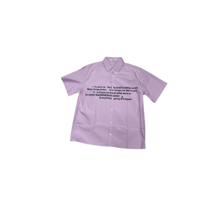 Camicia streetwear viola con scritta frontale, perfetta per abbigliamento streetwear urbano e casual.