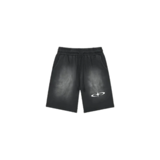 Pantaloncini neri streetwear con logo bianco, perfetti per un look casual e moderno nell'abbigliamento streetwear.