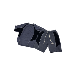 Completo streetwear grigio con dettagli neri e cuciture bianche, composto da maglietta e pantaloncini.