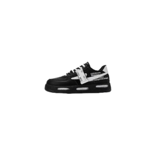 Sneaker nera e bianca con dettagli moderni, ideale per abbigliamento streetwear.